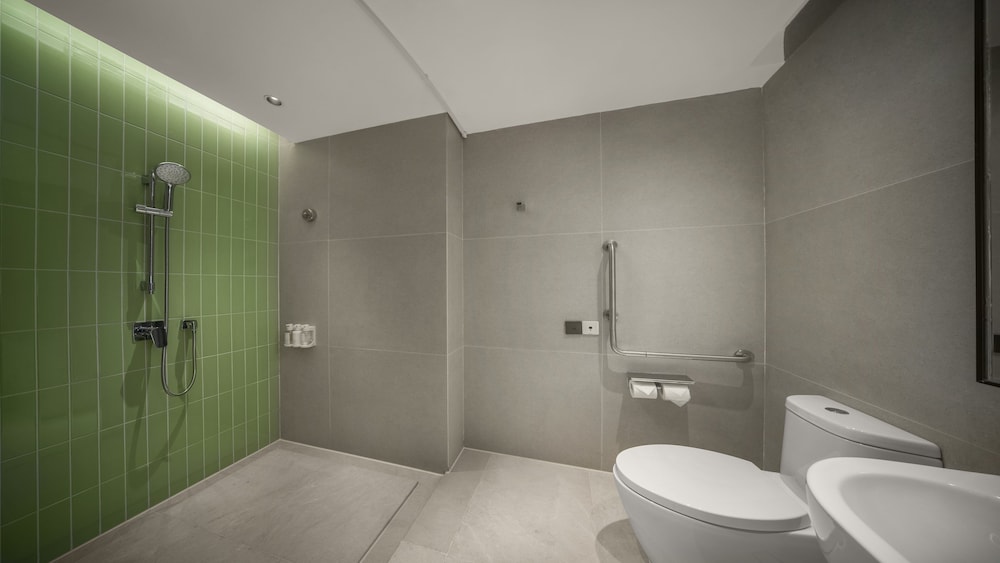 Standard, King Bed, Accessible, Holiday Inn Qinhuangdao Haigang 2/3