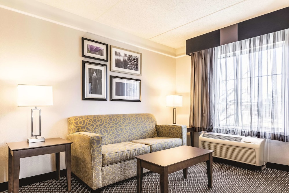 La Quinta Inn & Suites by Wyndham Alexandria Airport 23/48