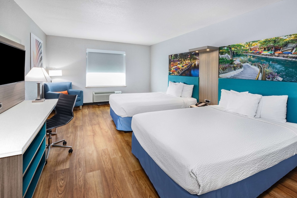 Days Inn & Suites by Wyndham San Antonio near Frost Bank Ctr 17/42