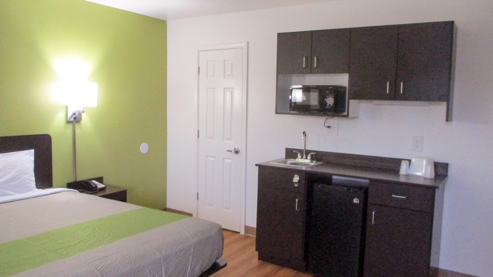 1 King Bed - Non-Smoking, Micfridge، Motel6 North Olmsted, OH - Cleveland 3/6