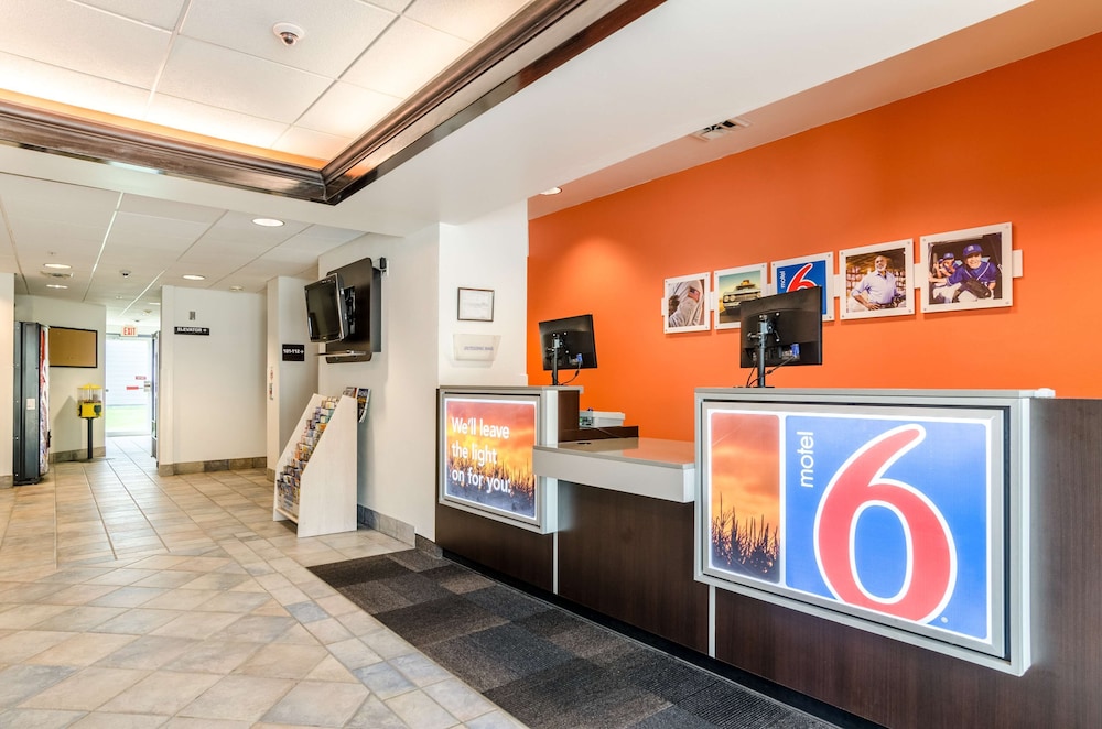 Lobby at Motel 6 Kearney, NE, KEARNEY - NE