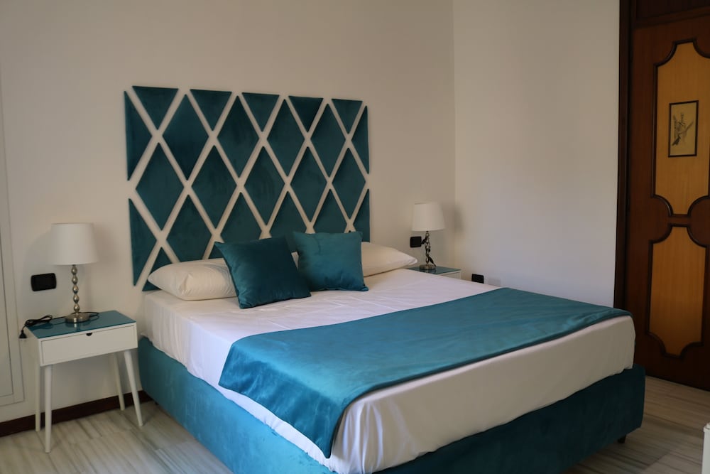 ROOM, DOUBLE BED