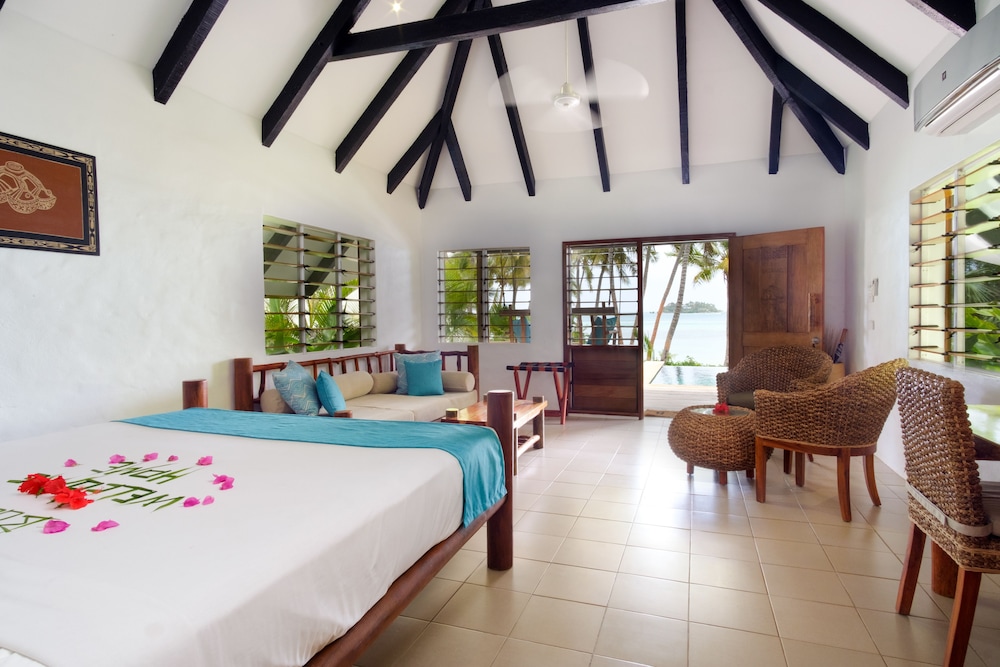 Pool Bure, King Bed, Beach Front