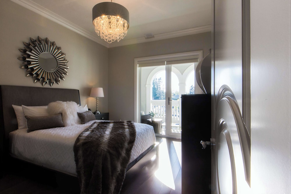 Penthouse, Suite, King Bed, Ocean Front, Living Area, Balcony