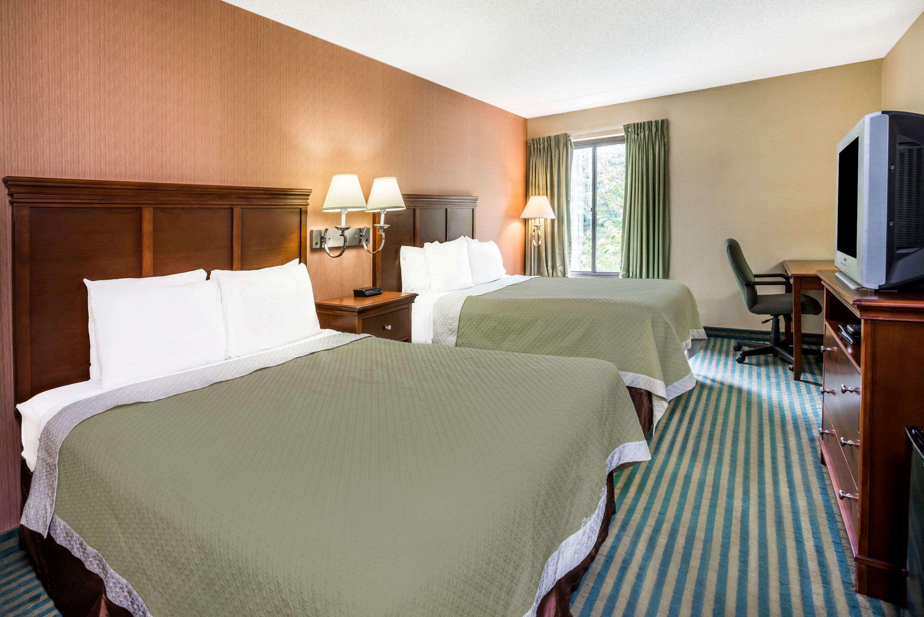 غرفة بسريرين كوين، Days Inn by Wyndham Westminster, MD 2/2