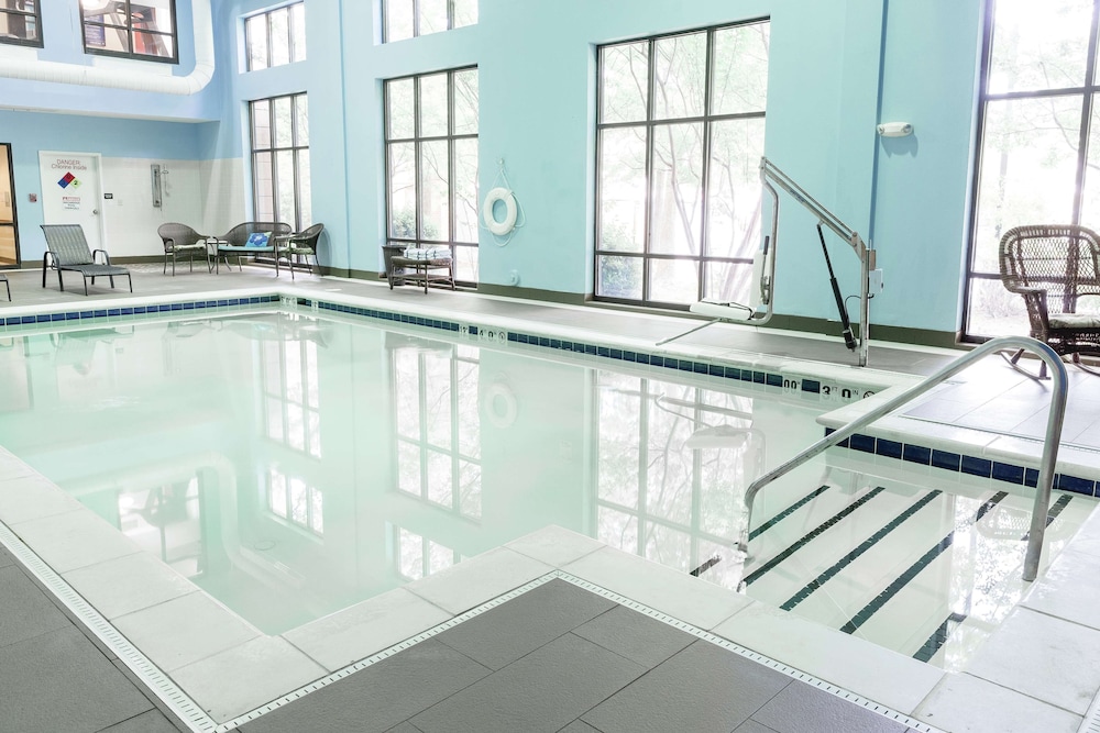 Hampton Inn & Suites Chesapeake-Square Mall 20/41