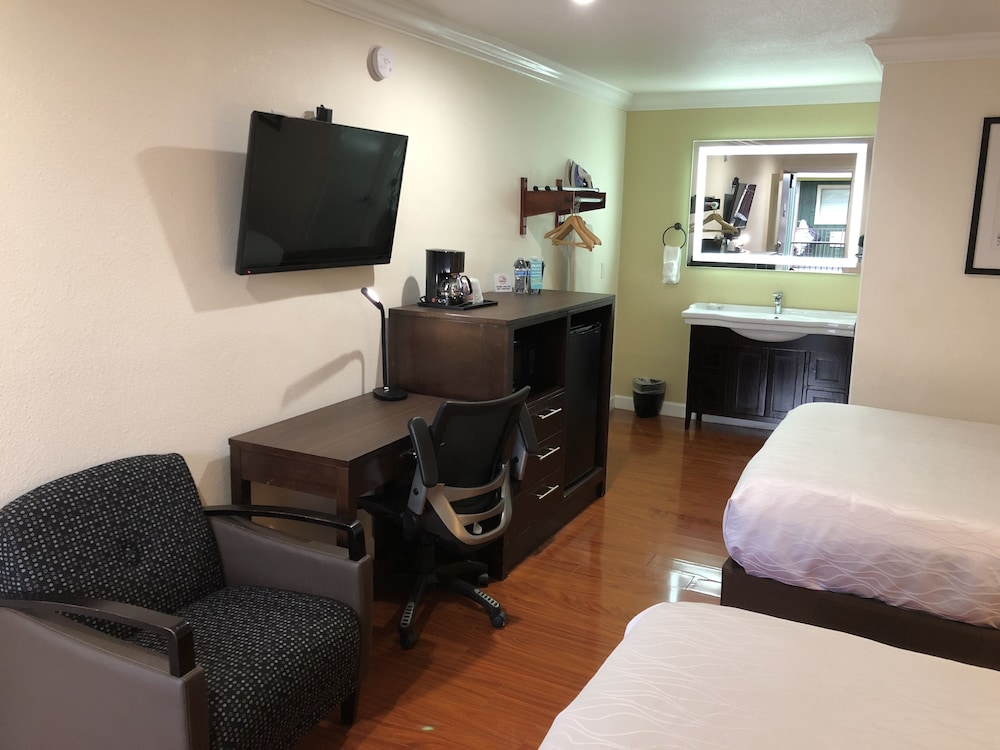 Lombard Plaza Motel 50/64