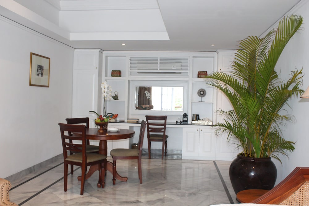 The Colony Hotel 44/59