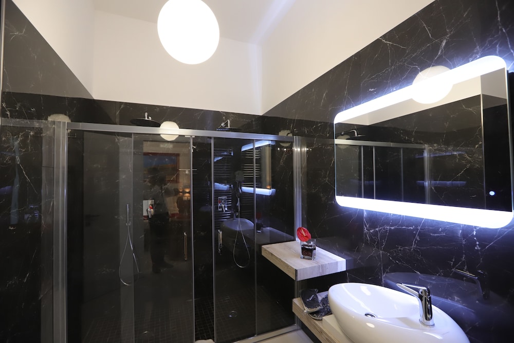 Mecla Suites 17/19