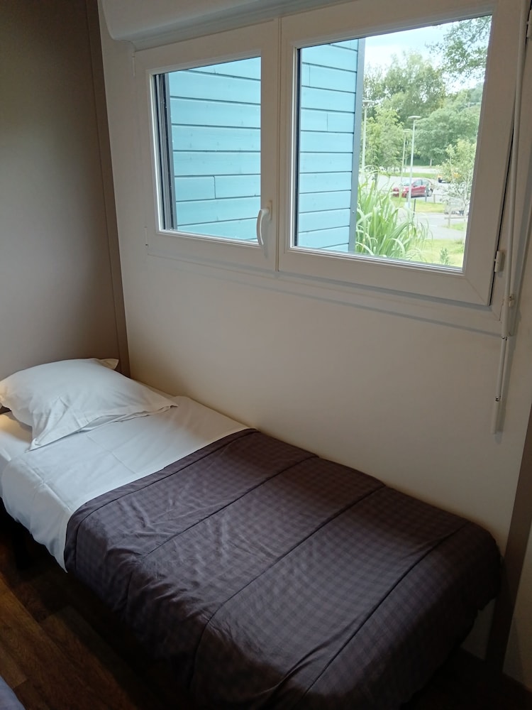 2 Bedrooms, Superior, Cottage, Queen and Twin Beds, Partial Lake View, Sofa