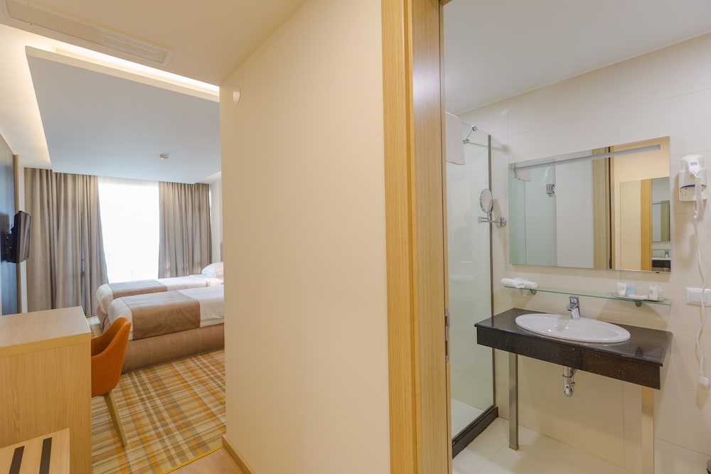 غرفة قياسية بسرير كينج بإطلالة على البحر بشرفة، Best Western Premier Batumi 8/8