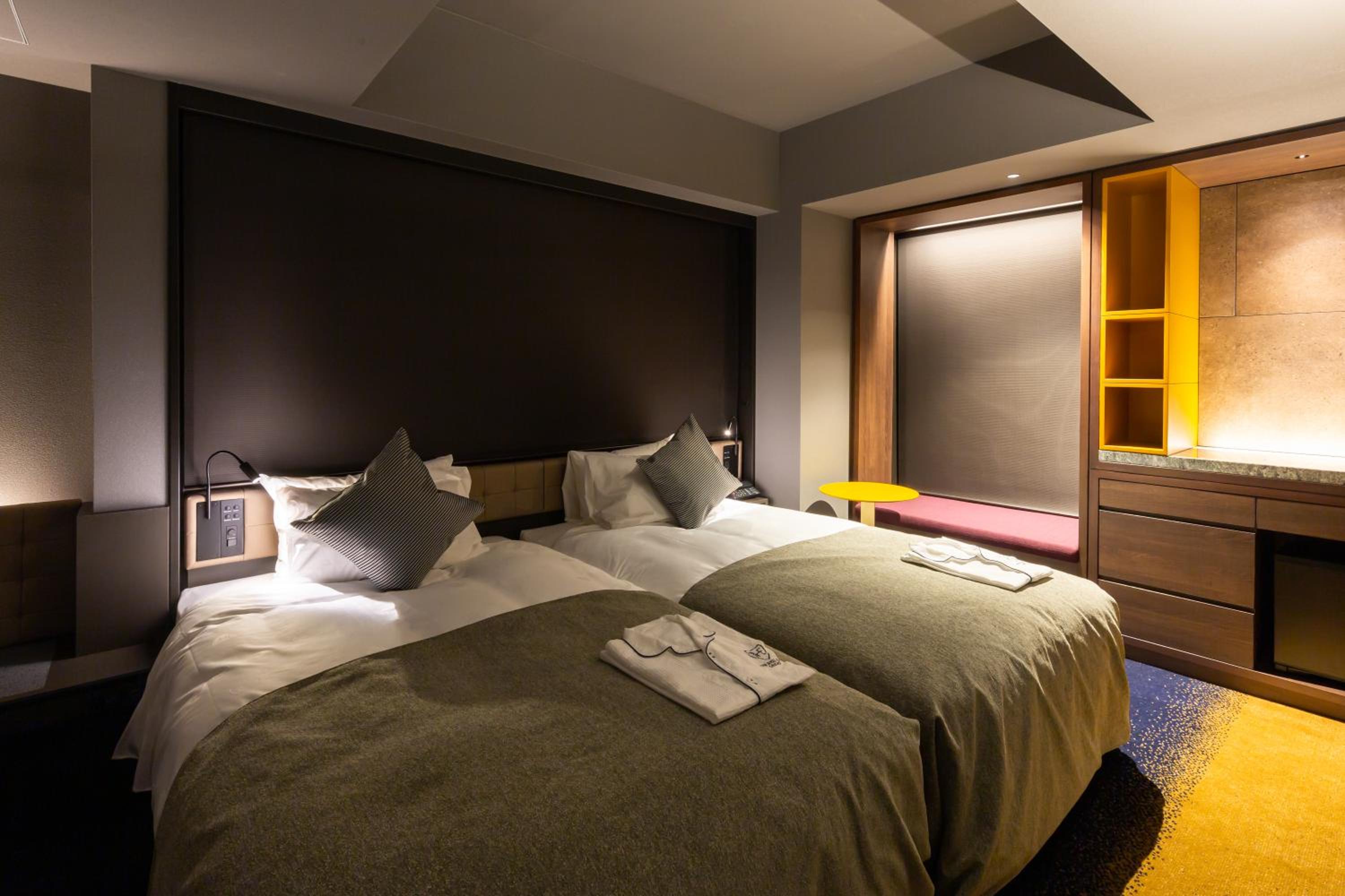 SUPERIOR, TWIN BEDS