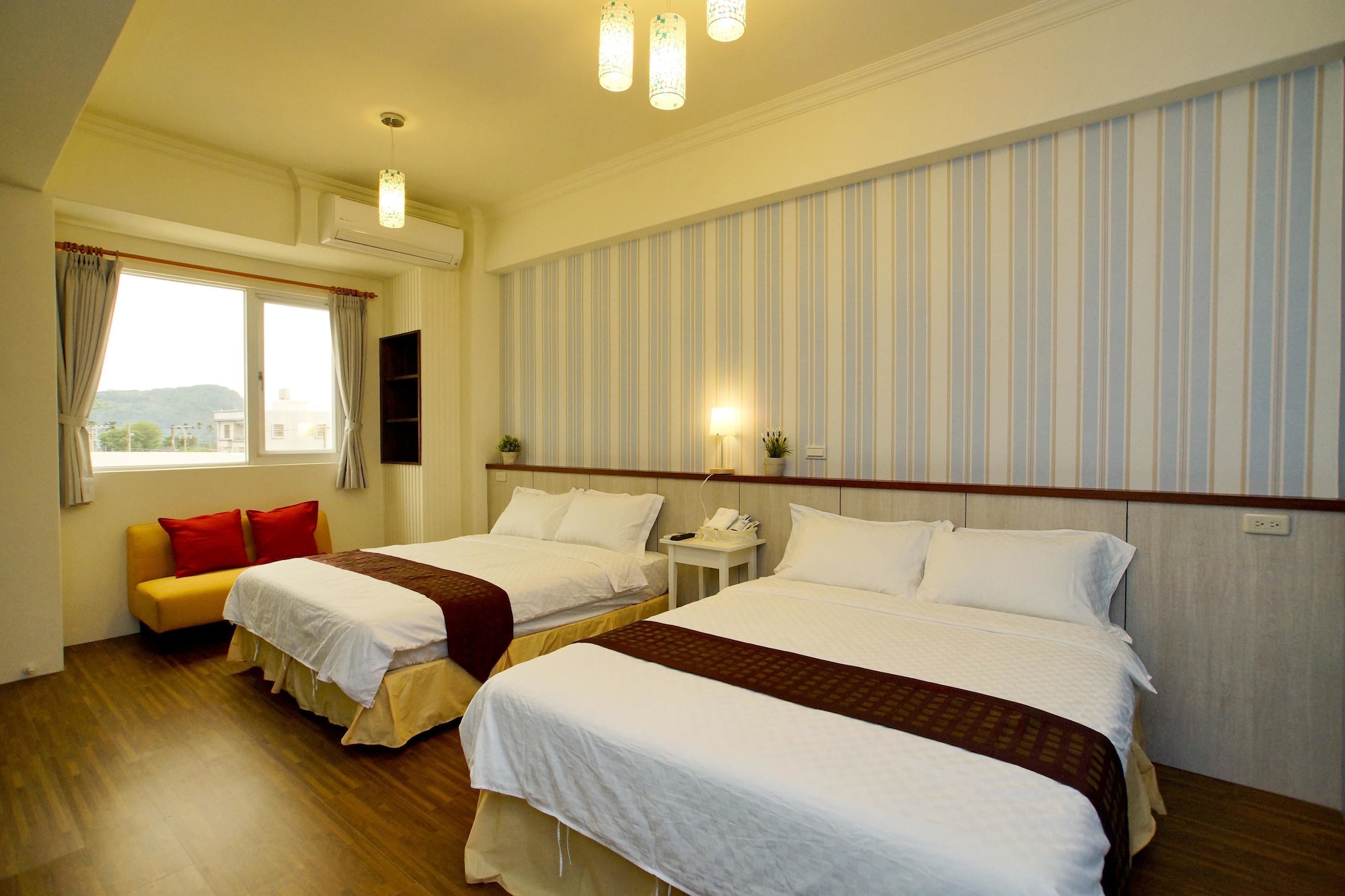 ROOM, QUADRUPLE