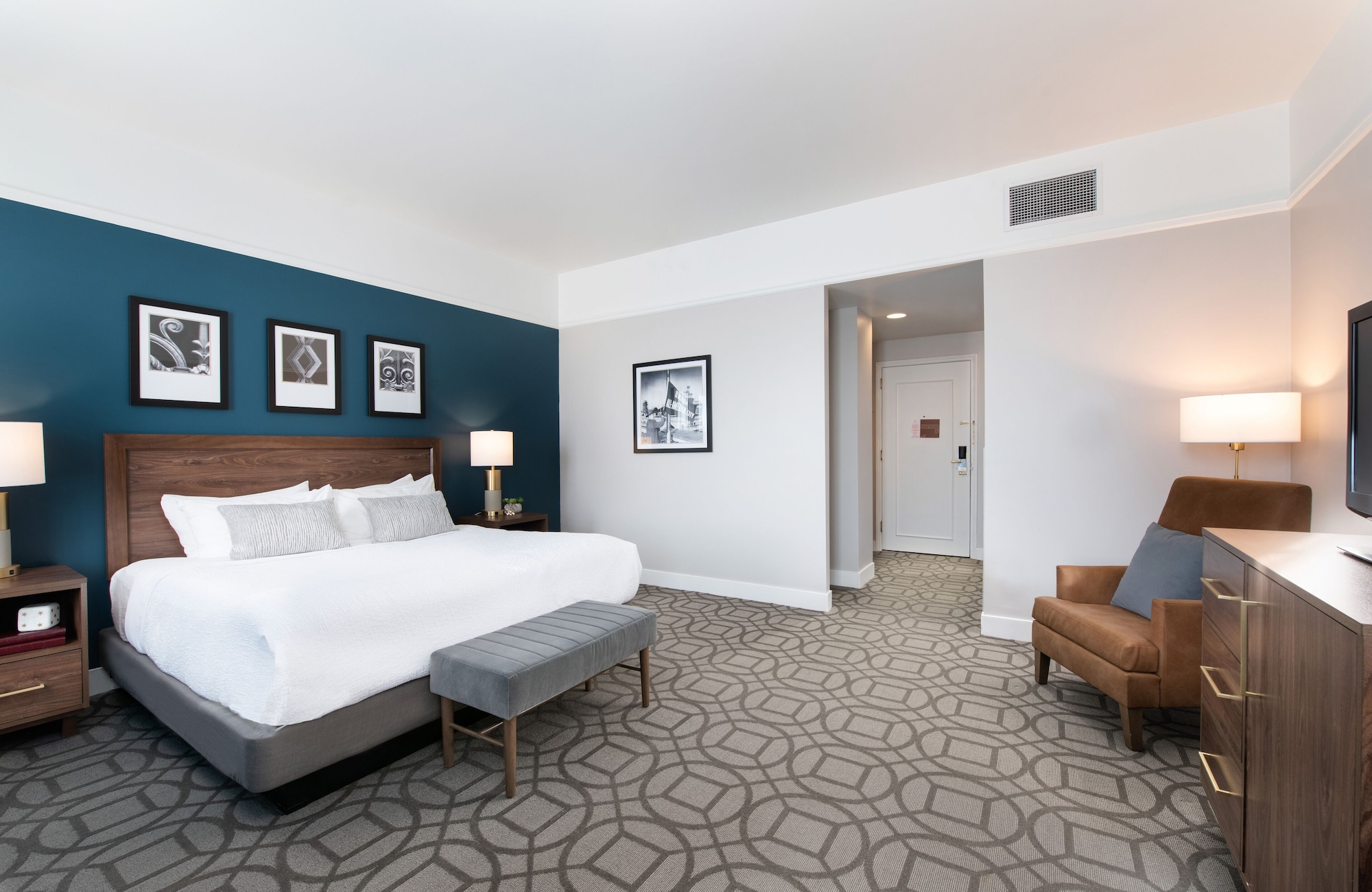 DELUXE, KING BED