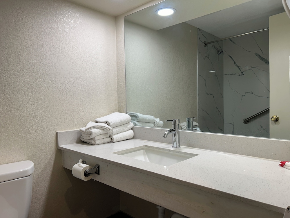Hilltop Inn & Suites 14/15