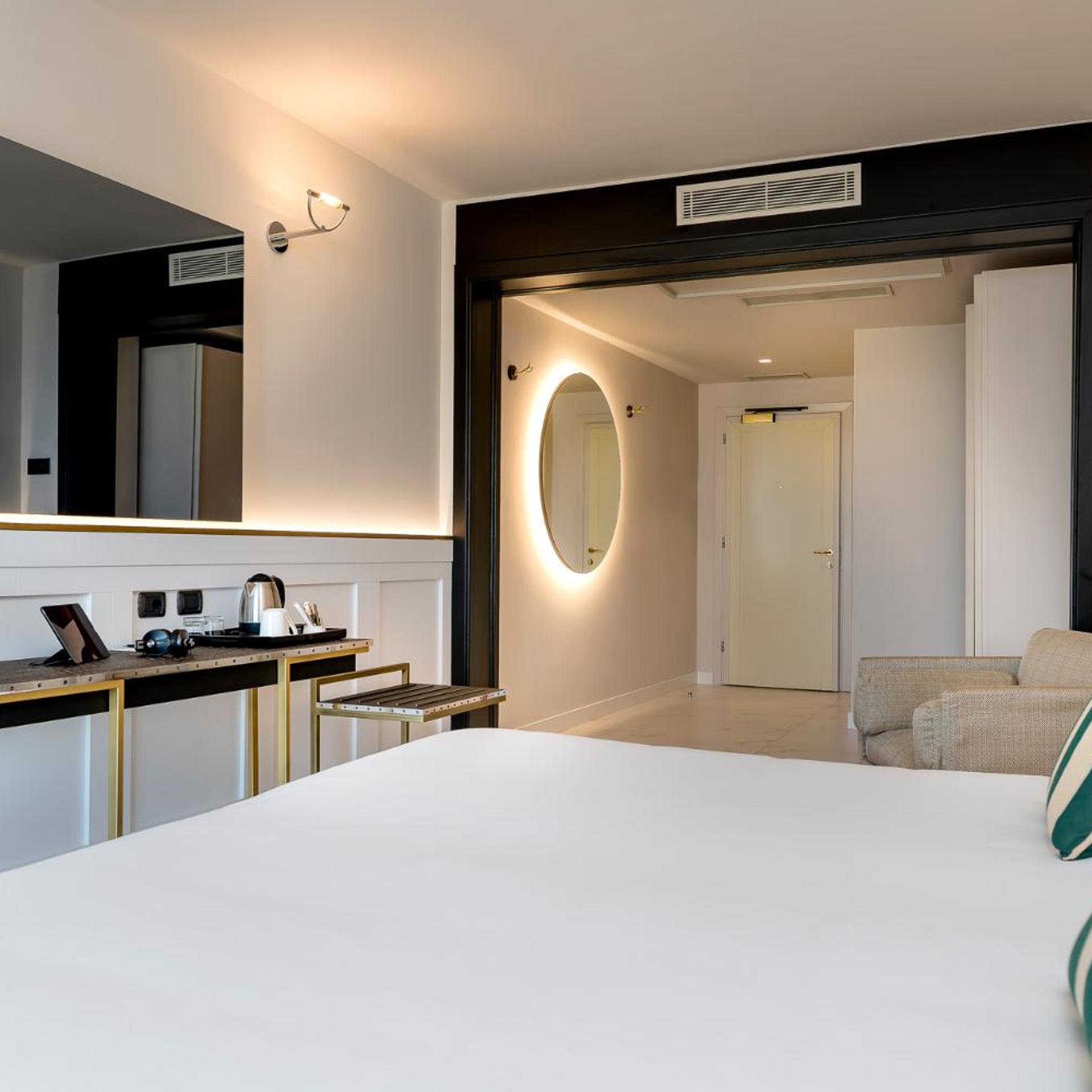 غرفة ديلوكس ثلاثية بإطلالة على البحر، Savoia Hotel Rimini 4/8