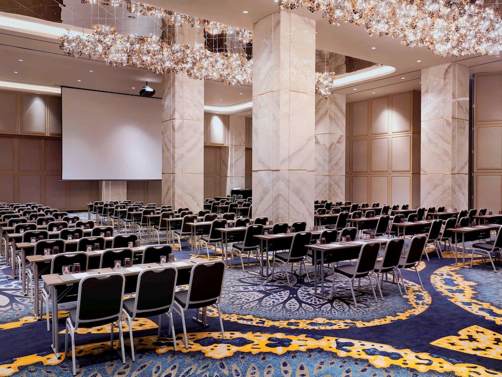 Movenpick Surabaya City 53/68
