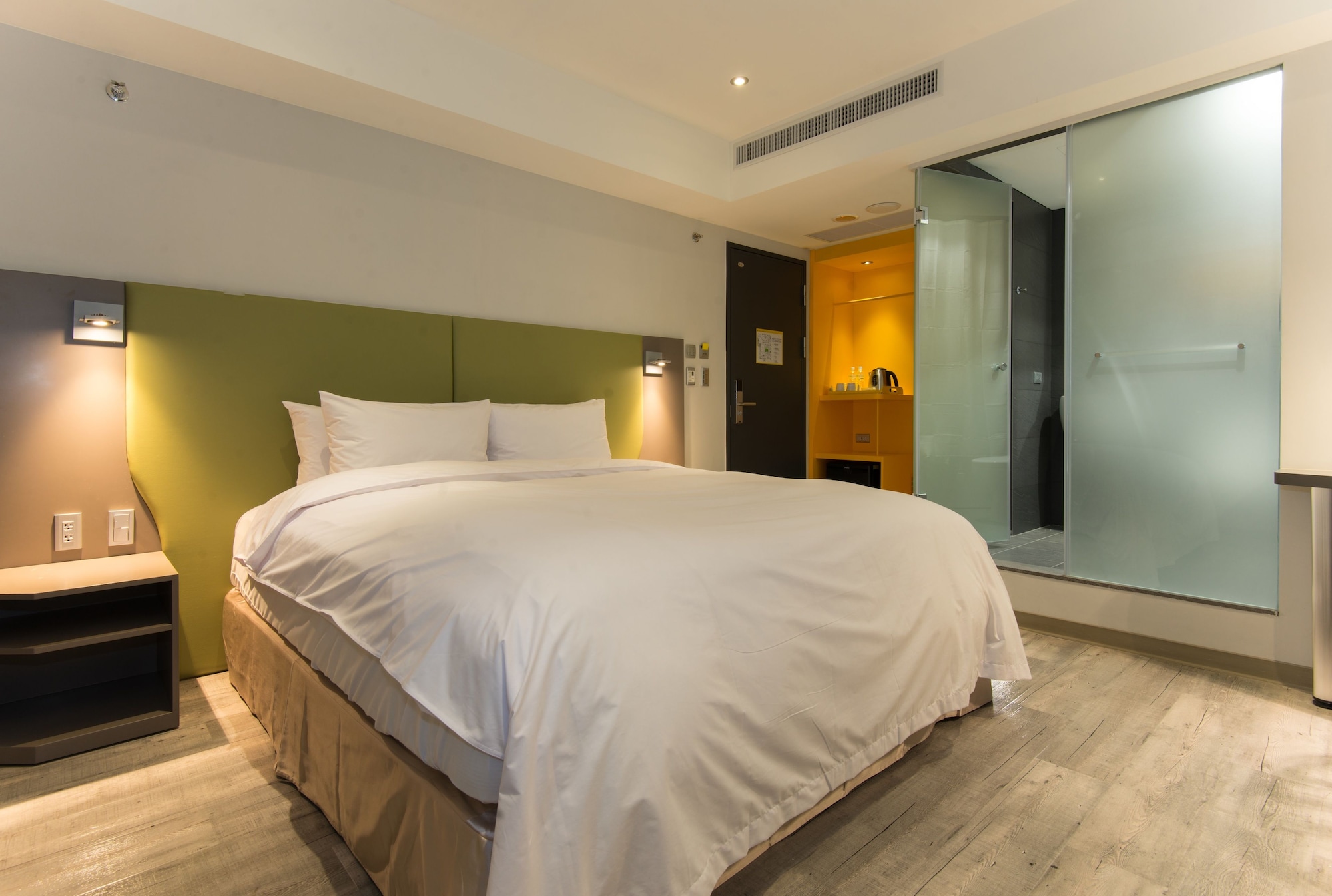 DELUXE, DOUBLE BED, NO WINDOW