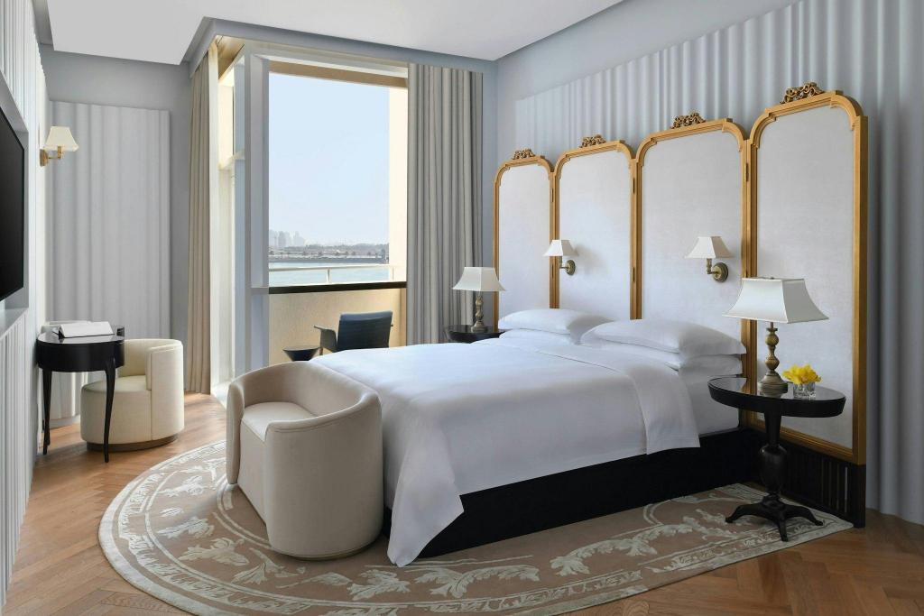 1 Bedroom, Ivory, Suite, King Bed, Pool View, Balcony, Club Lounge Access