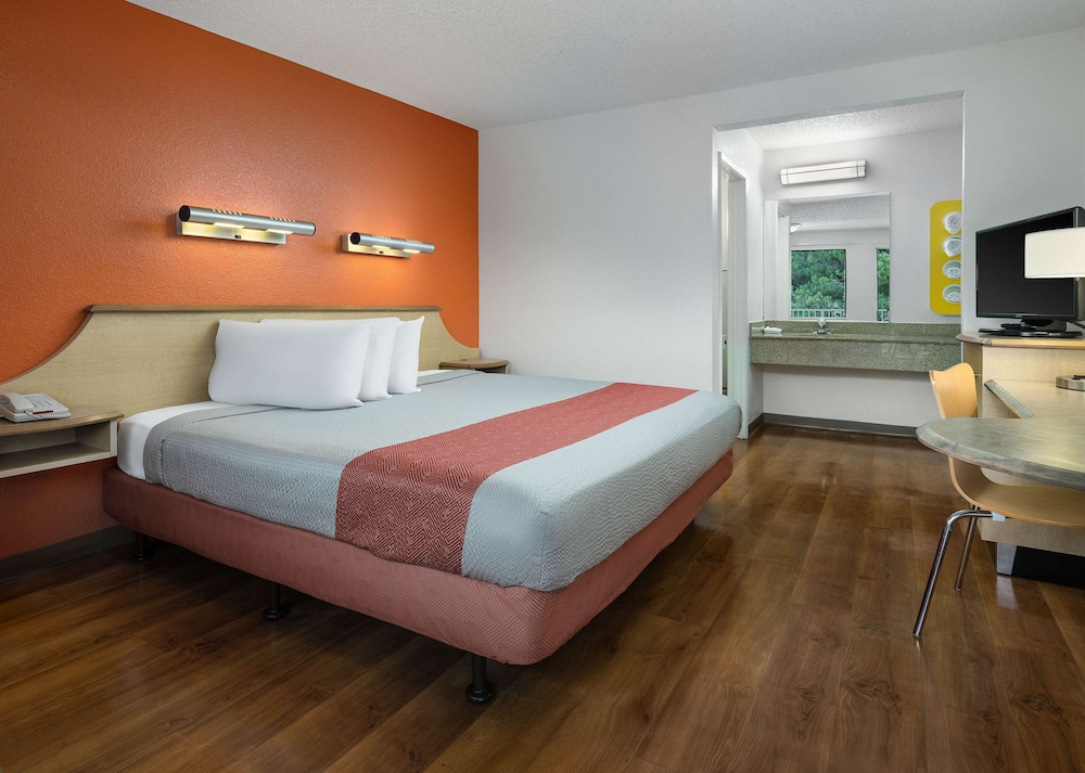 Motel6 Carlsbad, CA - Near Legoland 14/53