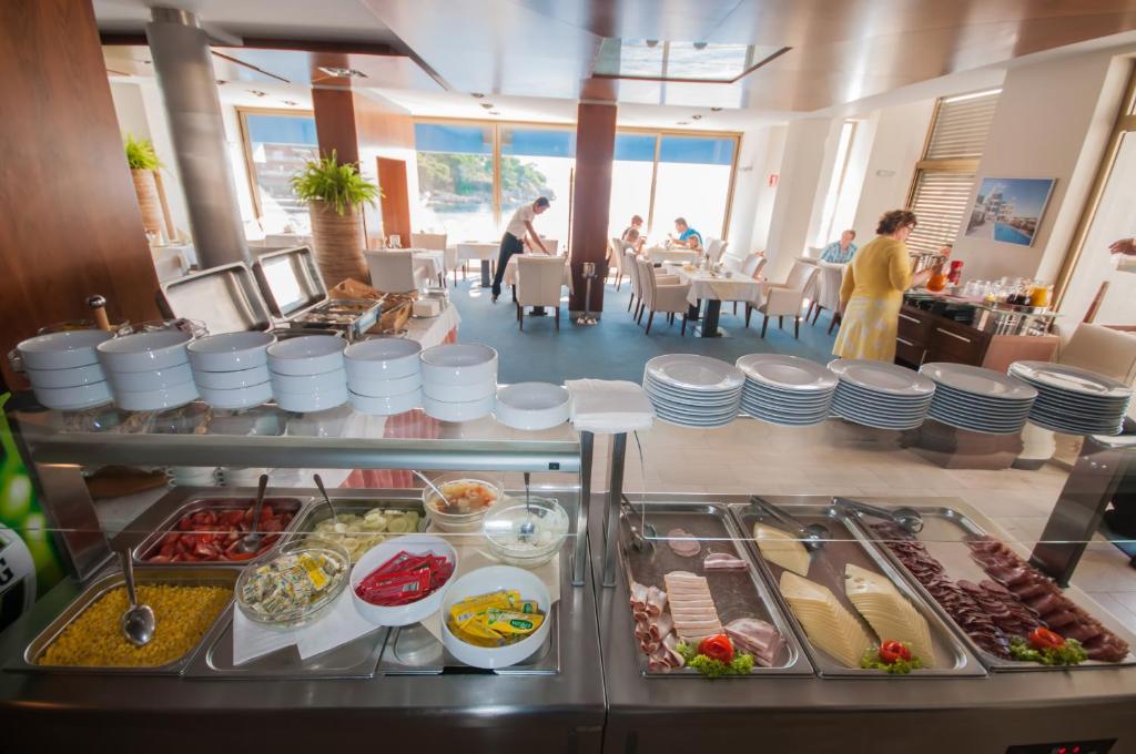 restaurant cafeteria