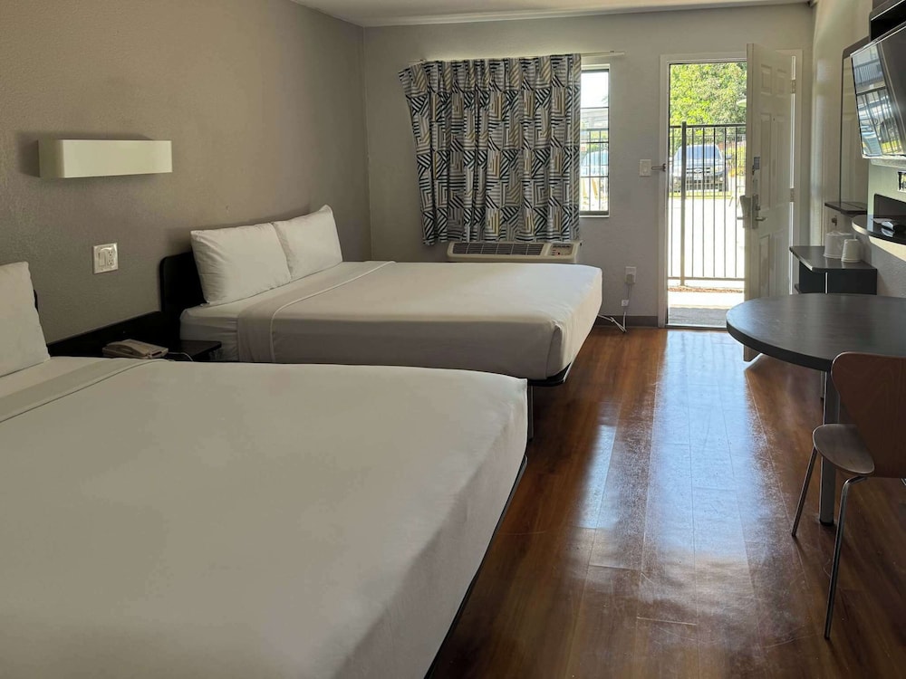 Motel6 Pomona, CA - Los Angeles 12/36