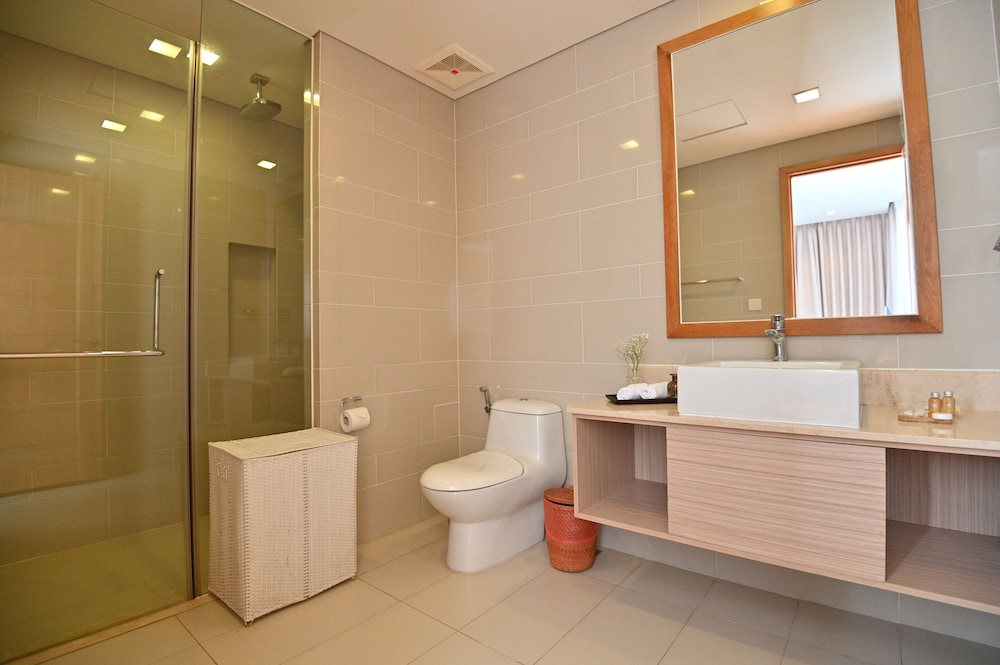 2 Bedrooms, Family, Apartment, King and Queen Bed, Pool Side, Kitchen، The Ocean Suites 6/7