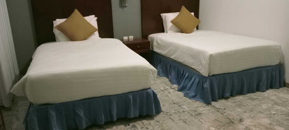 Ambassador, Suite, 1 King and 2 Queen Beds, Sofa