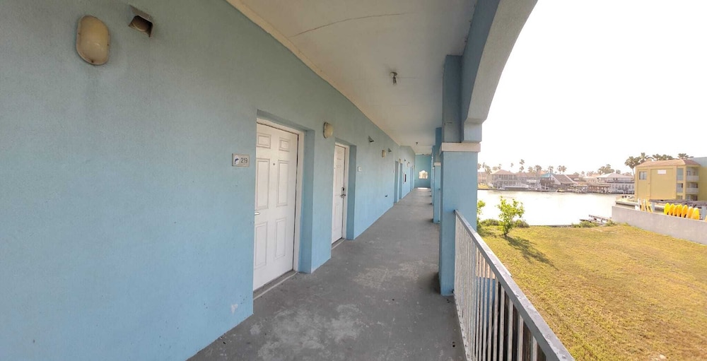 Casa Bella Hotel and Suites 20/24