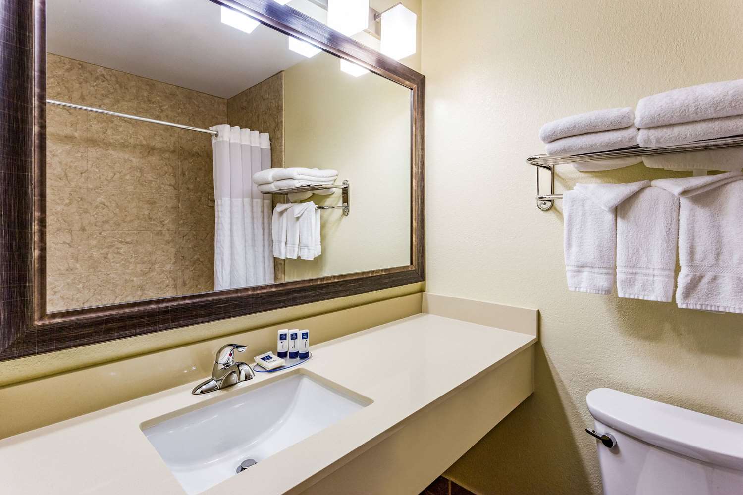 AmericInn by Wyndham Burnsville 20/20