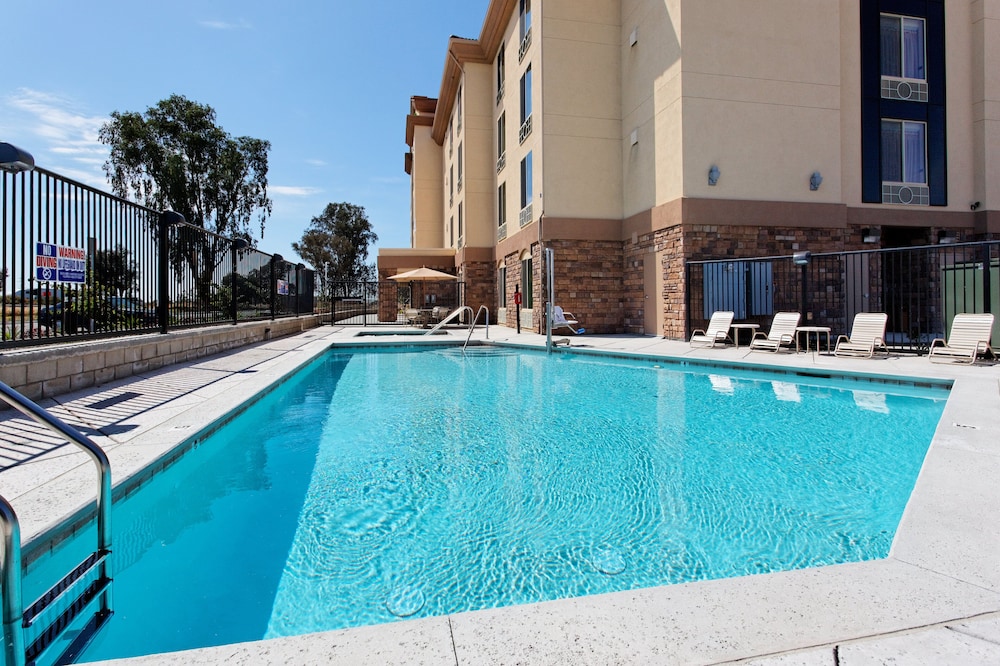Holiday Inn Express Hotel and Suites Fresno Northwest-Herndon 3/42
