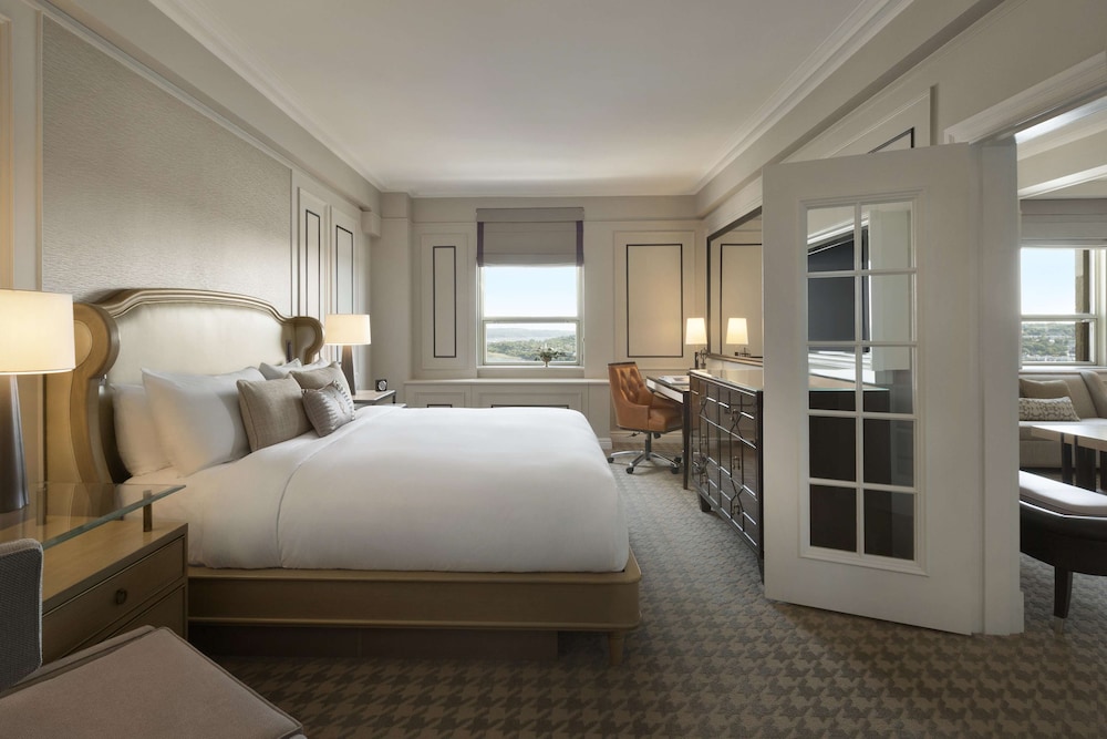 Fairmont Gold, Suite, King Bed, Sofa