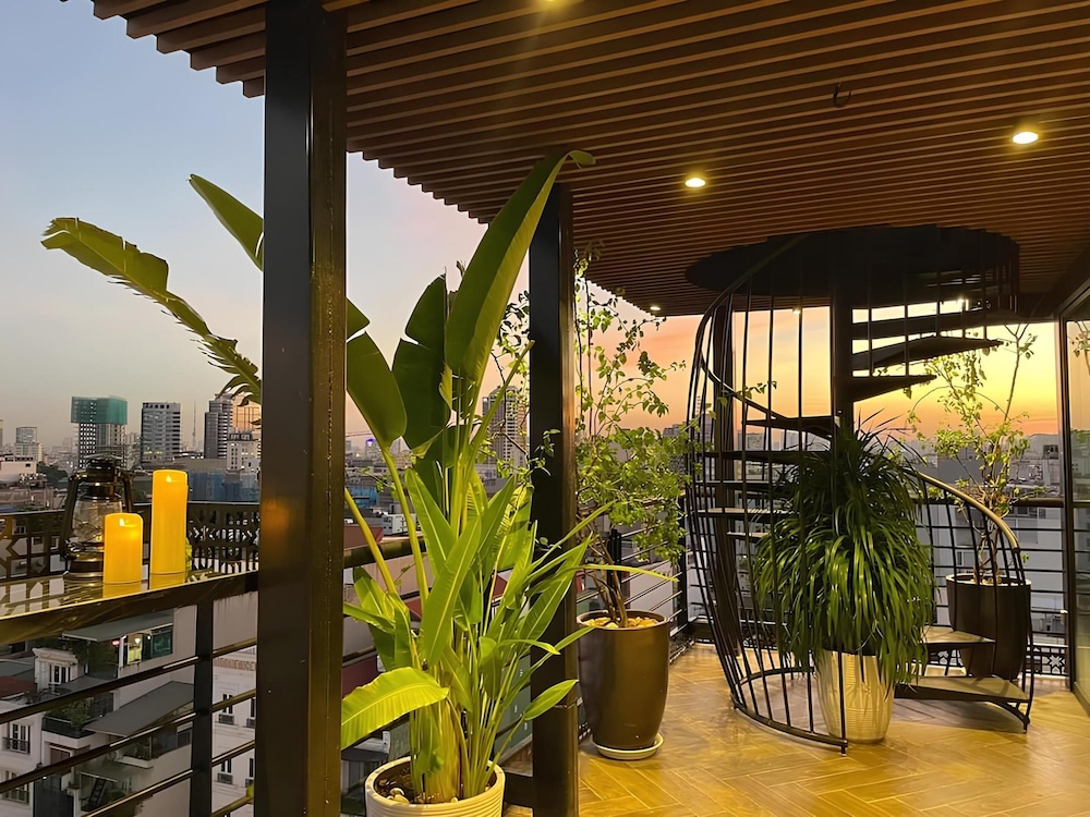 Golden Silk Boutique Hotel 65/70