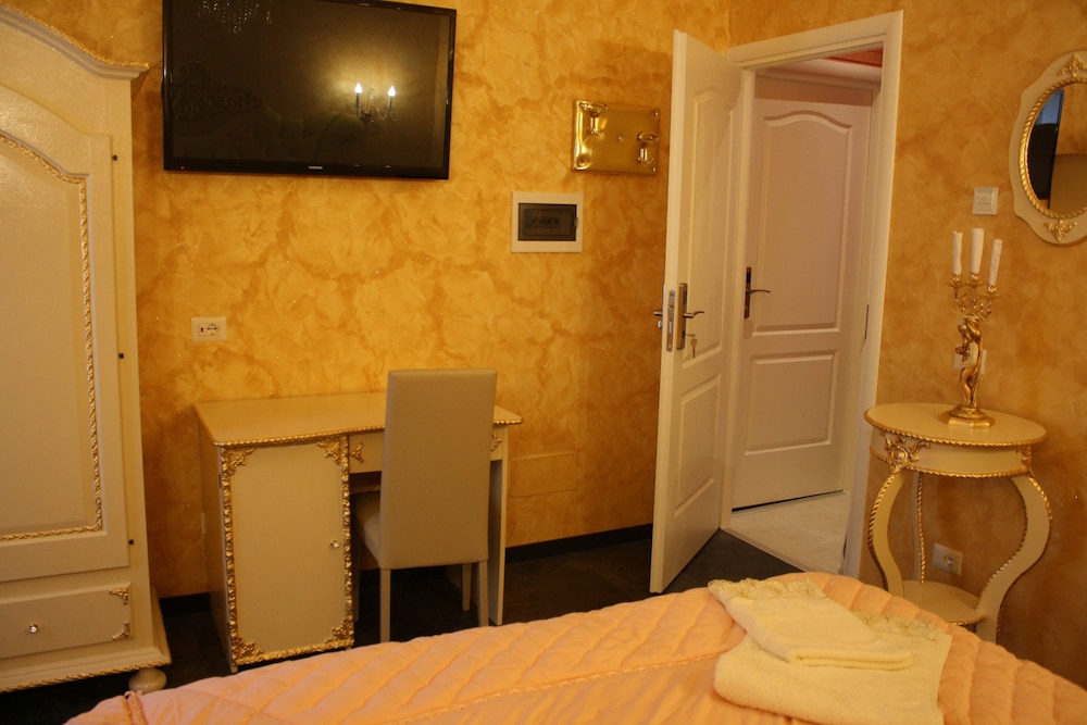Pope's Suites 33/50