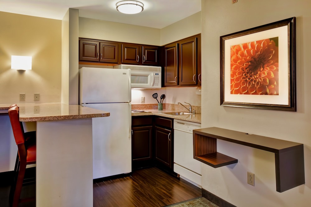 Staybridge Suites Madison-East 11/52
