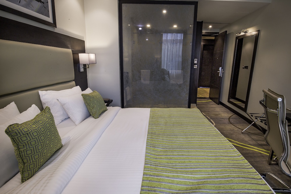 Royal Tulip Canaan Hotel 17/80