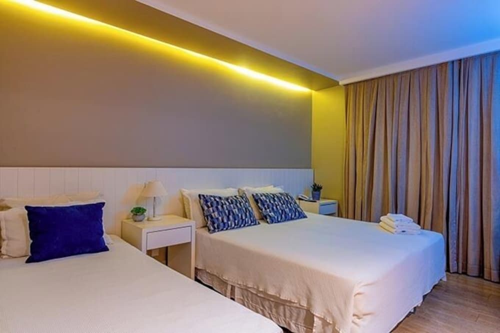 LUXURY, 1 QUEEN AND 1 SINGLE BED