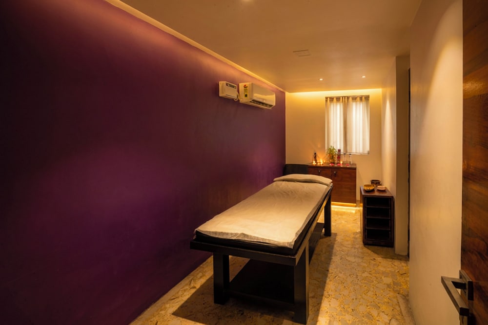 La Woods Hotel 25/50