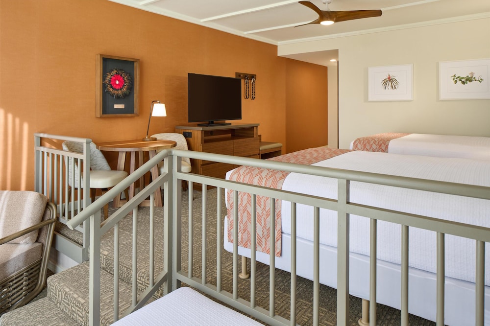 Courtyard, Premium, 1 Single and 2 Queen Beds, 2 Queen Beds, Ground Floor