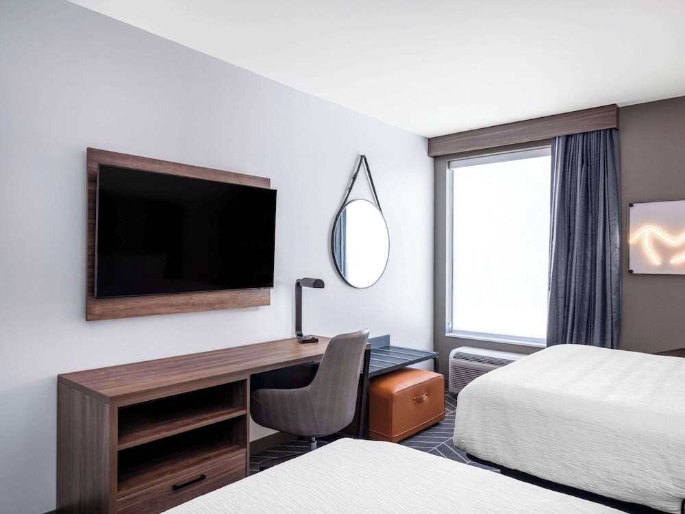 La Quinta Inn and Suites by Wyndham Chelsea 11/35