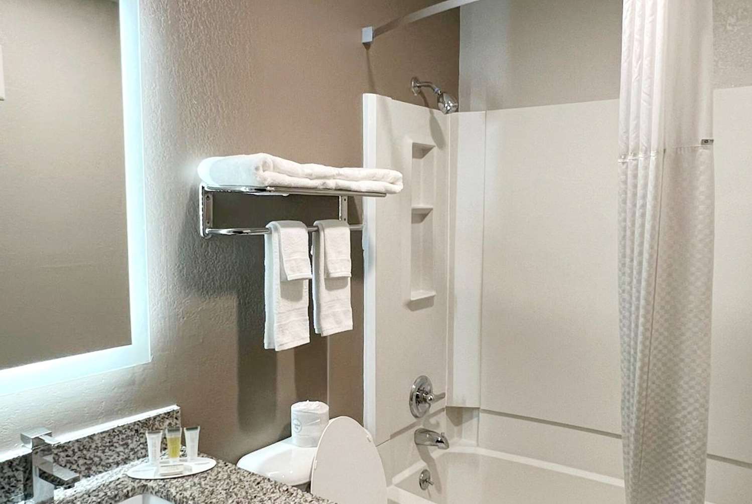 Super 8 by Wyndham Cedar Rapids 17/17