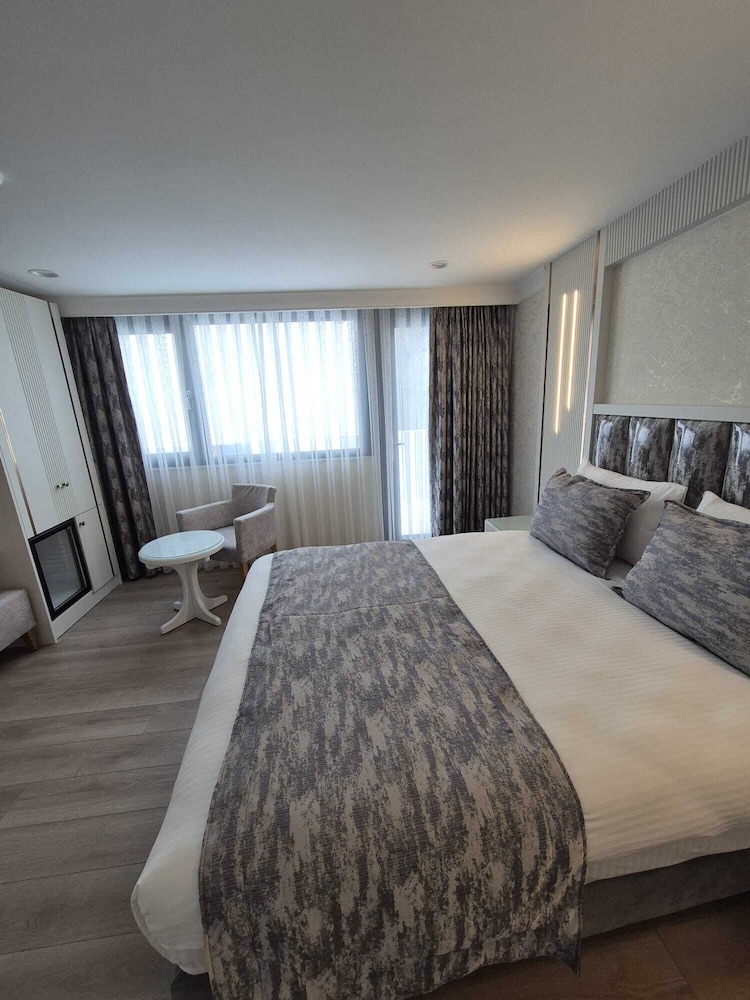 SUITE, KING BED