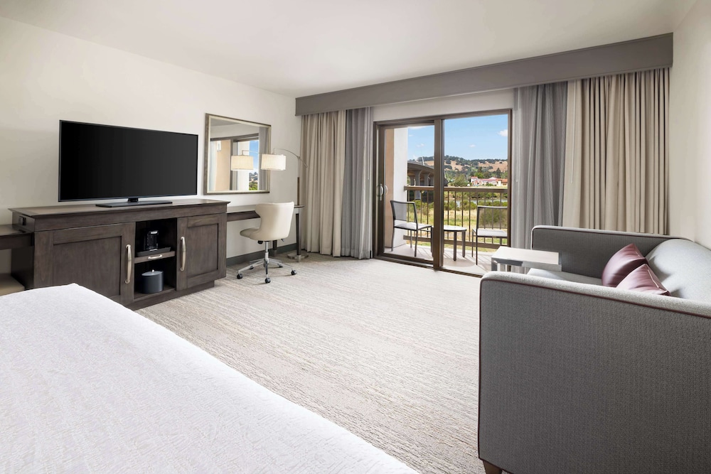 غرفة بسرير كينج بإطلالة على النهر بشرفة، Hampton Inn & Suites Napa 7/10