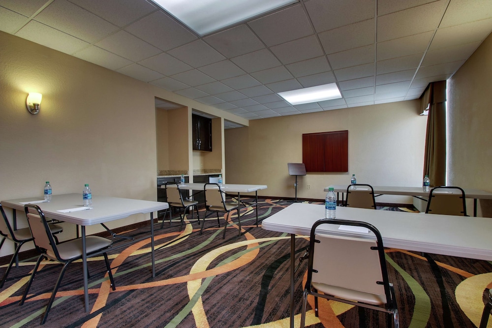 Hampton Inn Lebanon, MO 51/56