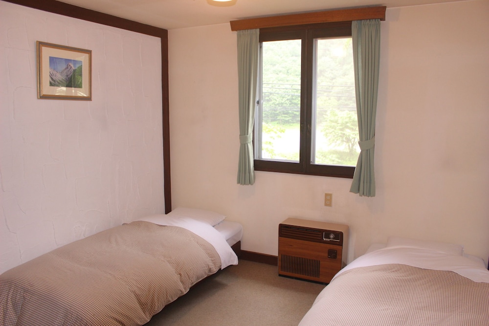 ROOM, TWIN BEDS, SHARED BATHROOM