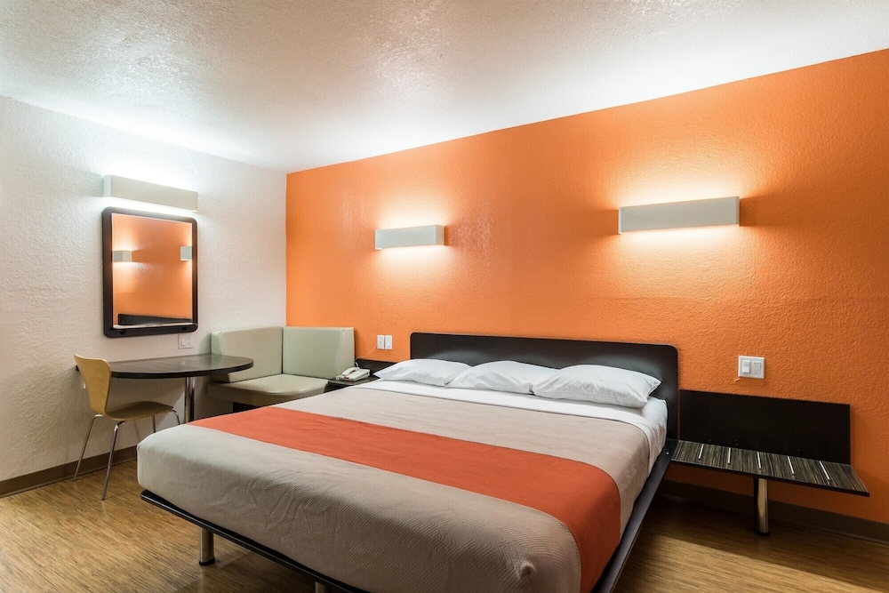 Standard, 2 Double Beds, Motel6 Uvalde, TX 7/10