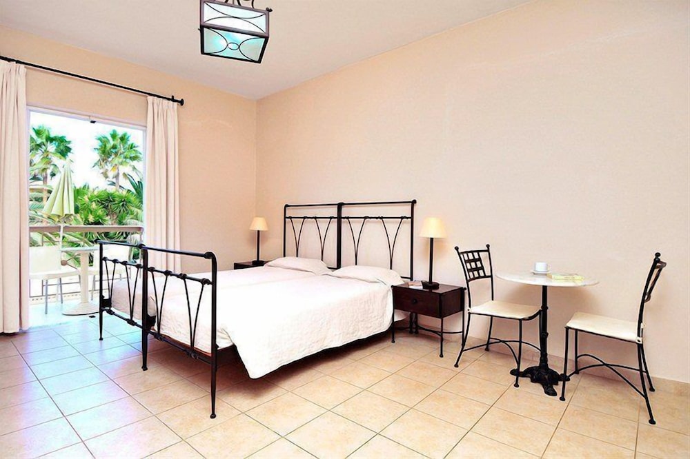 Lambrinos Suites 11/51