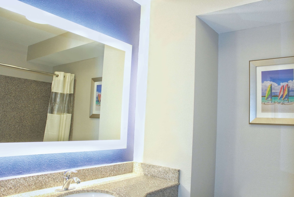 La Quinta Inn & Suites By Wyndham NE Long Beach/Cypress 51/51