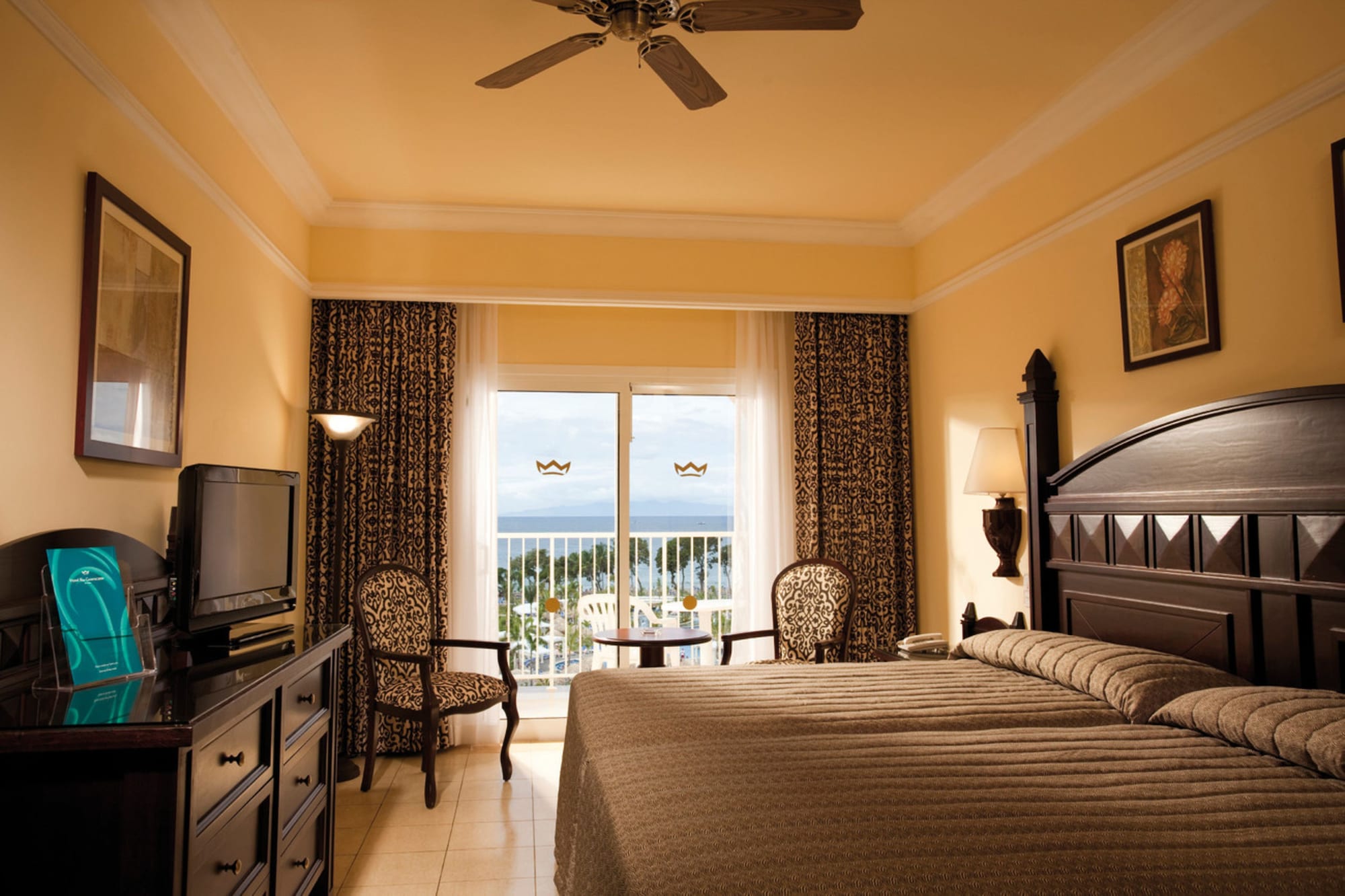 2 BEDROOMS, DOUBLE BED