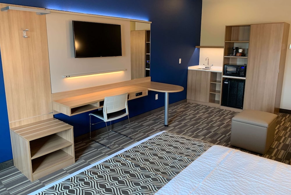 Microtel Inn and Suites By Wyndham Fountain North 26/44